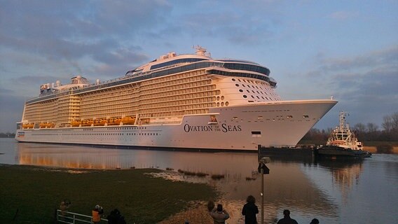 Die "Ovation of the Seas" passiert das Scöpfwerk im Stapelmoor im Sonnenuntergang. © NDR Foto: Hendrik Millauer