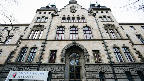 Vor einem Gebäude steht ein Schild mit der Aufschrift Polizeidirektion Osnabrück. © NDR Foto: Julius Matuschik