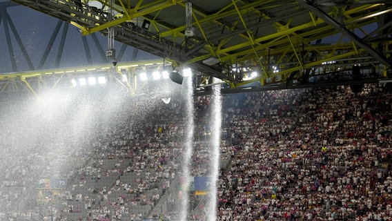 Regenwasser fließt vom Stadiondach von Borussia Dortmund. © dpa-Bildfunk Foto: Marcus Brandt