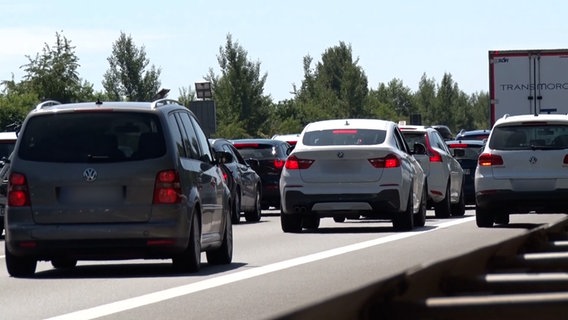 Autos stauen sich auf der A1 bei Dinklage. © Nord-West-Media TV 