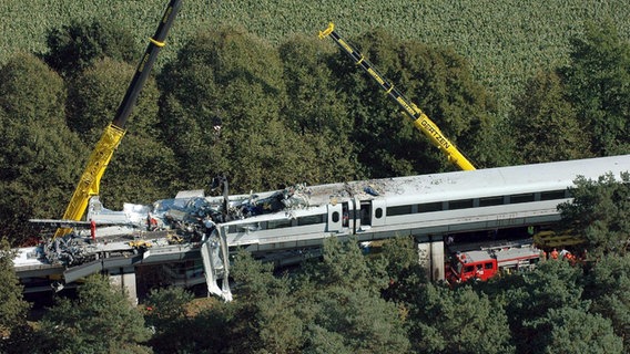 Ein Luftbild des verunglückten Transrapids im Emsland im September 2006. © picture-alliance/ dpa | Polizei-Handout Foto: Polizei-Handout