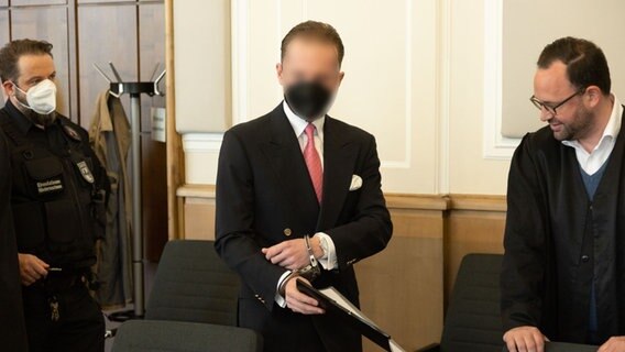 Ein Angeklagter betritt einen Gerichtssaal. © picture alliance/dpa/Friso Gentsch Foto: Friso Gentsch