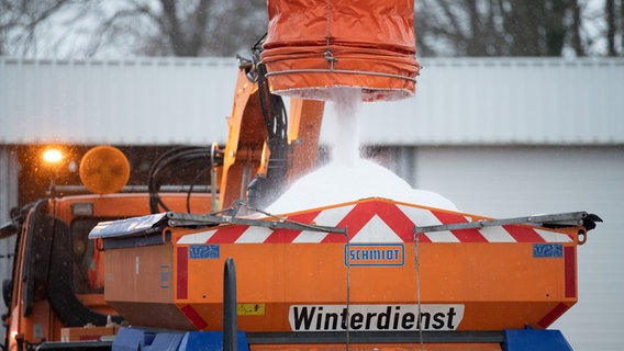 Ein Fahrzeug vom Winterdienst einer Straßenmeisterei wird mit Streusalz befüllt. © dpa-Bildfunk Foto: Friso Gentsch