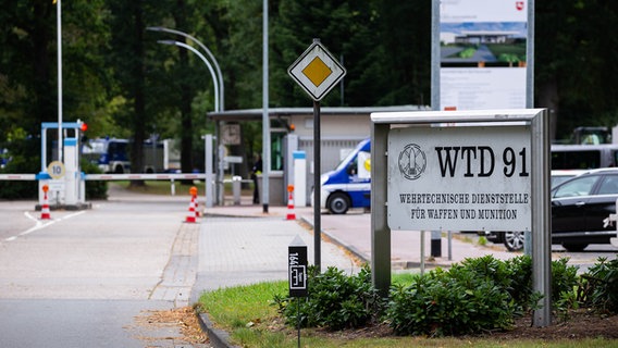 Vor der Einfahrt zum Bundeswehrgelände Meppen steht ein Schild mit der Aufschrift "WTD 91 - Wehrtechnische Dienststelle für Waffen und Munition". © picture alliance Foto: Mohssen Assanimoghaddam