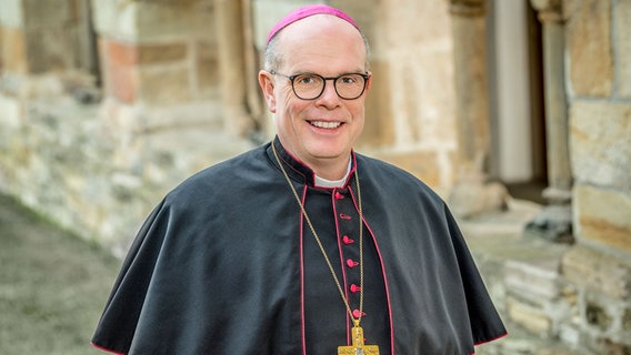 Weihbischof Johannes Wübbe posiert für ein Foto. © Bistum Osnabrück Foto: Aileen Rogge