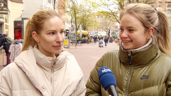 Zwei Frauen bei einer Umfrage des NDR zu Ostergeschenken © NDR 