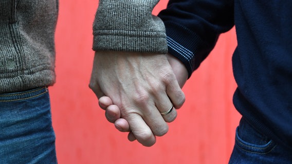 Zwei Männer halten Händchen. © dpa - picture alliance Foto: Herbert Neubauer