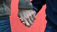 Zwei Männer halten Händchen. © dpa - picture alliance Foto: Herbert Neubauer
