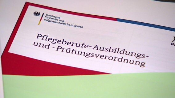 "Pflegeberufe-Ausbildungs- und Prüfungsverordnung" steht auf einer Mappe. © NDR 