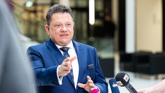 Andreas Philippi (SPD, r), Gesundheitsminister Niedersachsen, gibt Medienvertretern im Foyer vom Landtag ein Interview © picture alliance/dpa | Michael Matthey Foto: Michael Matthey