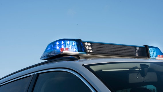 Auf dem Dach eines Polizeiautos ist das Blaulicht eingeschaltet. © NDR Foto: Julius Matuschik