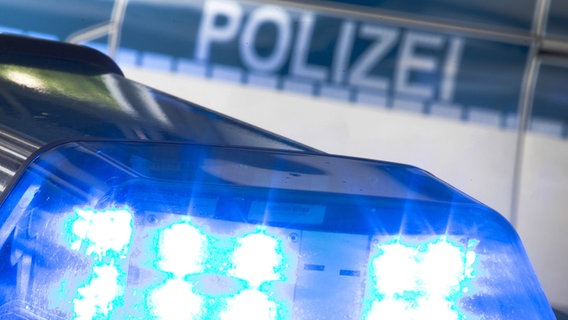 Ein Blaulicht auf dem Dach eines Polizeiwagens. © picture alliance/dpa Foto: Friso Gentsch
