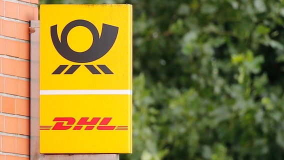 Das Logo der Deutsche Post DHL Group an einer Häuserwand © picture alliance / Fotostand | Fotostand / van der Velden Foto: van der Velden