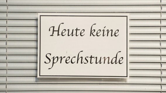 Ein Schild mit der Aufschrift "Heute keine Sprechstunde" hängt im Fenster einer Arztpraxis. © Sebastian Kahnert/dpa-Zentralbild/dpa Foto: dpa-Zentralbild