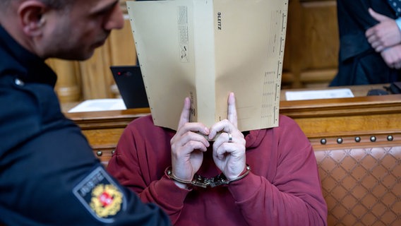 Der Angeklagte Pfleger im Bremer Gerichtssaal © dpa-Bildfunk Foto: Sina Schuldt
