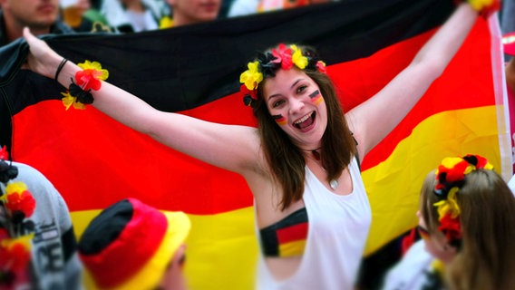 Ein Deutschlandfan mit einer Fahne © dpa-Bildfunk Foto: Peter Steffen