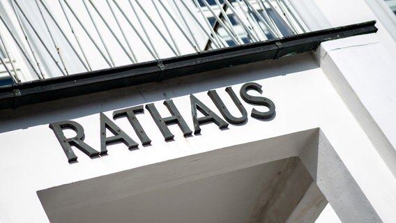 Der Schriftzug "Rathaus" mit Metallbuchstaben an einem Haus. © dpa Foto: Hauke-Christian Dittrich