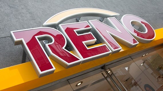 Osnabrück: Der Schriftzug "Reno" steht über dem Eingang zur Filiale des Schuh-Discounters. © picture alliance/dpa Foto: Friso Gentsch