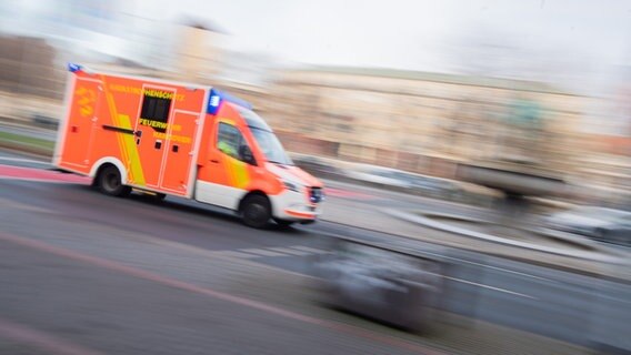 Ein Rettungswagen der Feuerwehr Hannover fährt mit Blaulicht durch die Innenstadt. © picture alliance / dpa | Julian Stratenschulte Foto: Julian Stratenschulte