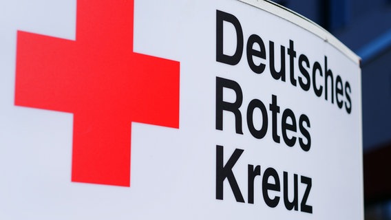 Ein Schild vor einem Gebäude zeigt das Logo des Deutschen Roten Kreuzes. © picture alliance / Wolfram Steinberg Foto: Wolfram Steinberg