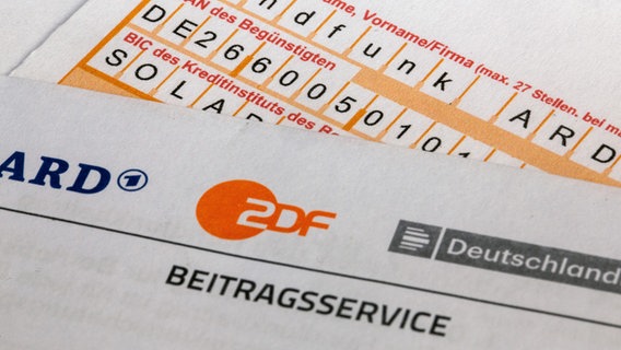 Nahaufnahme von einem Briefbogen mit ARD- und ZDF-Logo und einem Überweisungsträger. © picture alliance / CHROMORANGE | Udo Herrmann Foto: Udo Herrmann