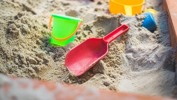 Eimer und Schaufel liegen in einem Sandkasten für Kinder. © picture alliance / Zoonar Foto: Patrick Daxenbichler