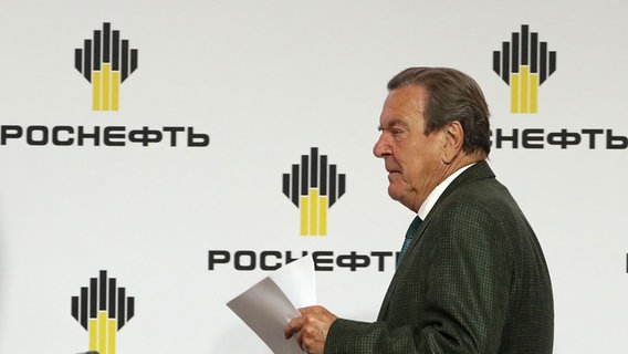 Gerhard Schröder hält bei einer Veranstaltung des russischen Gasunternehmens Rosneft im Juni 2019 Zettel in der Hand. © picture alliance/dpa/TASS/Alexander Demianchuk Foto: Alexander Demianchuk