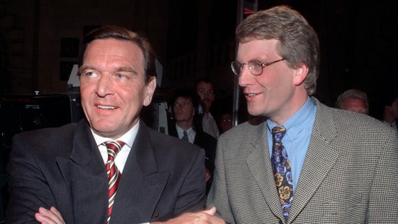 Der damalige Ministerpräsident Gerhard Schröder (SPD) und der Oppositionsführer von einst Christian Wulff (CDU) unterhalten sich am Wahlabend (15.9.1996) im Rathaus
von Hannover. © picture-alliance / dpa Foto: Wolfgang Weihs