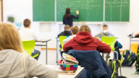 Das Bild zeigt den Unterricht in einer Schule. © picture alliance/dpa Foto: Philipp von Ditfurth