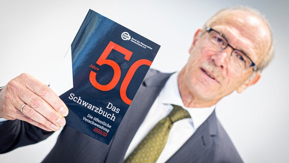 Bernhard Zentgraf vom Bund der Steuerzahler präsentiert das neue Steuer-Schwarzbuch. © dpa-bildfunk Foto: Moritz Frankenberg