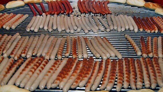 viele Würste auf einem Schwenkgrill © picture alliance / blickwinkel/G. Czepluch | G. Czepluch Foto: G. Czepluch
