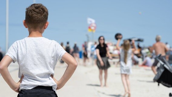 Menschen am Strand in Norddeich. © picture alliance/dpa | Lars Klemmer Foto: Lars Klemmer