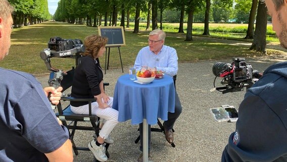 Martina Thorausch und Bernd Althusmann beim Sommerinterview in den Herrenhäuser Gärten. © NDR Foto: Torben Hildebrandt