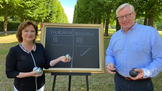 Martina Thorausch und Bernd Althusmann beim Sommerinterview in den Herrenhäuser Gärten. © NDR Foto: Torben Hildebrandt