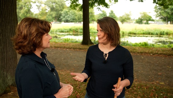 Julia Willie Hamburg (Grüne) spricht mit Martina Thorausch. © NDR 