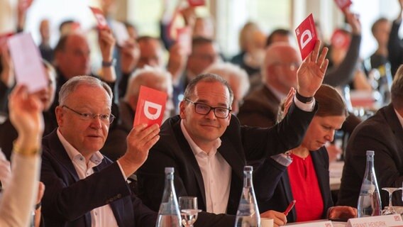 Ministerpräsident Stephan Weil (li.) und der künftige Fraktionschef Grant-Hendrik Tonne beim SPD-Sonder-Parteitag zur Abstimmung über den rot-grünen Koalitionsvertrag. © dpa-Bildfunk Foto: Lino Mirgeler