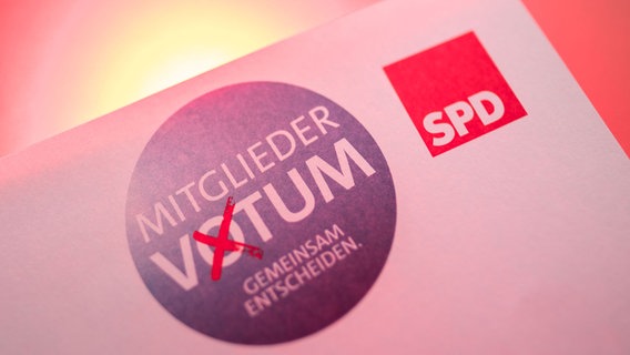 Die Wahlunterlagen zu einem SPD-Mitgliedervotum liegen auf einem Tisch. © picture alliance/Peter Steffen/dpa Foto: Peter Steffen