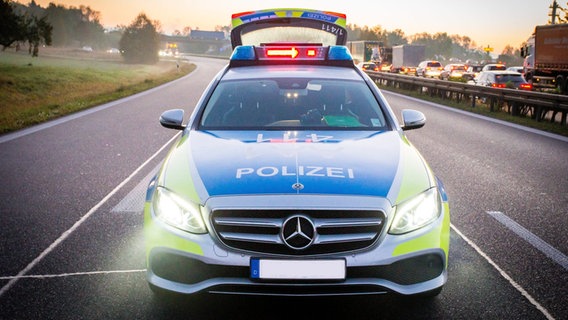 Ein Fahrzeug der Polizei sperrt eine Fahrspur einer Autobahn. © picture alliance/Benjamin Beytekin Foto: Benjamin Beytekin