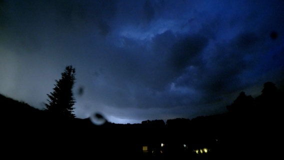 Eine Gewitterfront ist am Himmel zu sehen. © Nord-West-Media TV 