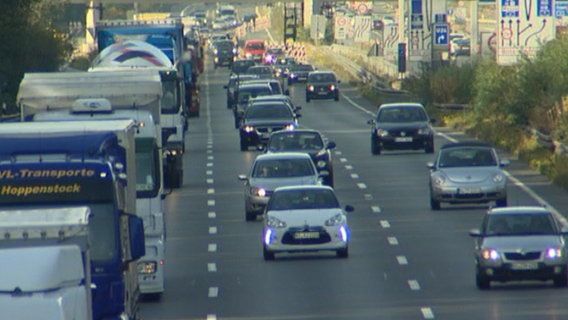Auf der Autobahn stauen sich Fahrzeuge. © NDR Foto: Sandra Wolther