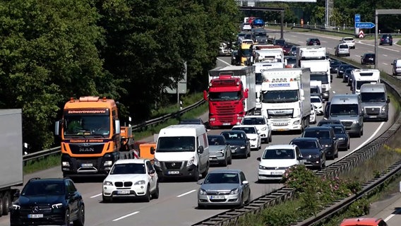 Stockender Verkehr auf einer Autobahn. © Nord-West-Media TV 