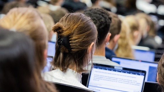 Studentinnen und Studenten sitzen während einer Vorlesung in einem Hörsaal. © picture alliance Foto: Rolf Vennenbernd