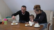 Familie Taramoush sitzt beim Kaffee auf der Couch. © NDR 