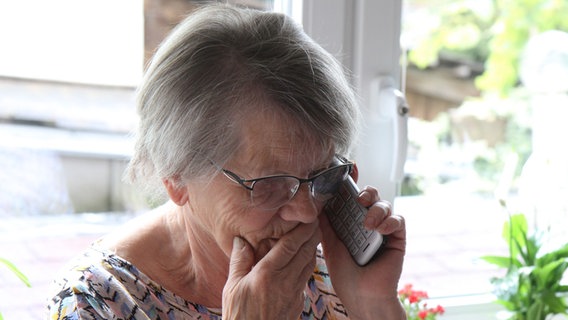 Ein Rentnerin hat ein Teflefon am Ohr und hört zu. © picture alliance / Eibner-Pressefoto | Fleig / Eibner-Pressefoto Foto: Fleig