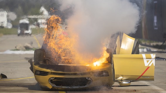 Ein Elektroauto der Marke Tesla in Flammen © picture alliance/KEYSTONE Foto: Michael Buholzer