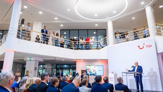 Sebastian Ebel (r), Vorstandsvorsitzender der TUI AG, spricht auf einer Eröffnungsveranstaltung der neuen Konzernzentrale vom Reisekonzern Tui in Hannover. © dpa-Bildfunk Foto:  Moritz Frankenberg/dpa