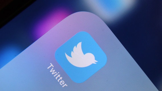 Das Logo der Nachrichten-Plattform Twitter ist auf dem Display eines iPhone zu sehen. © dpa-Bildfunk Foto: Karl-Josef Hildenbrand