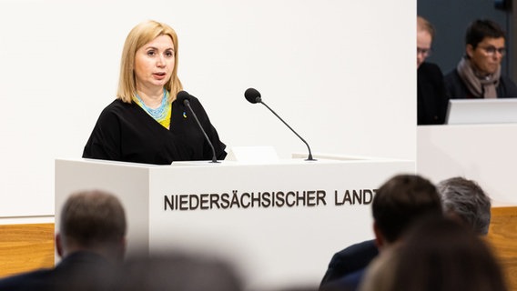 Iryna Tybinka, Generalkonsulin der Ukraine, hält eine Ansprache im Plenarsaal vom Niedersächsischen Landtag © Michael Matthey/dpa Foto: Michael Matthey
