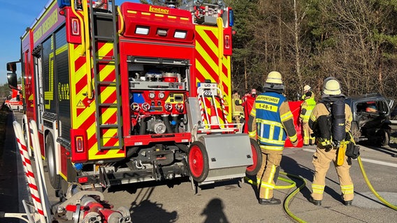 Die Feuerwehr bei einem Verkehrsunfall zwischen den Anschlussstellen Neuenwalde und Nordholz in Fahrtrichtung Cuxhaven. © Feuerwehr Bremerhaven Foto: Feuerwehr Bremerhaven