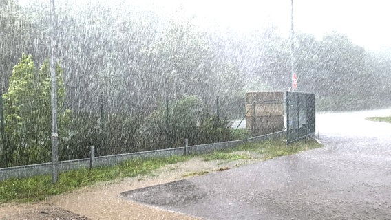 Es regnet stark auf eine Straße. © Nord-West-Media TV 